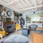 Rue Des Saules Townhouse By Onefinestay